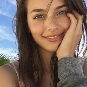 J’ai besoin d’un mec qui kiffe être à poil comme moi ! Lucie - rencontre-Naturiste-Nice
